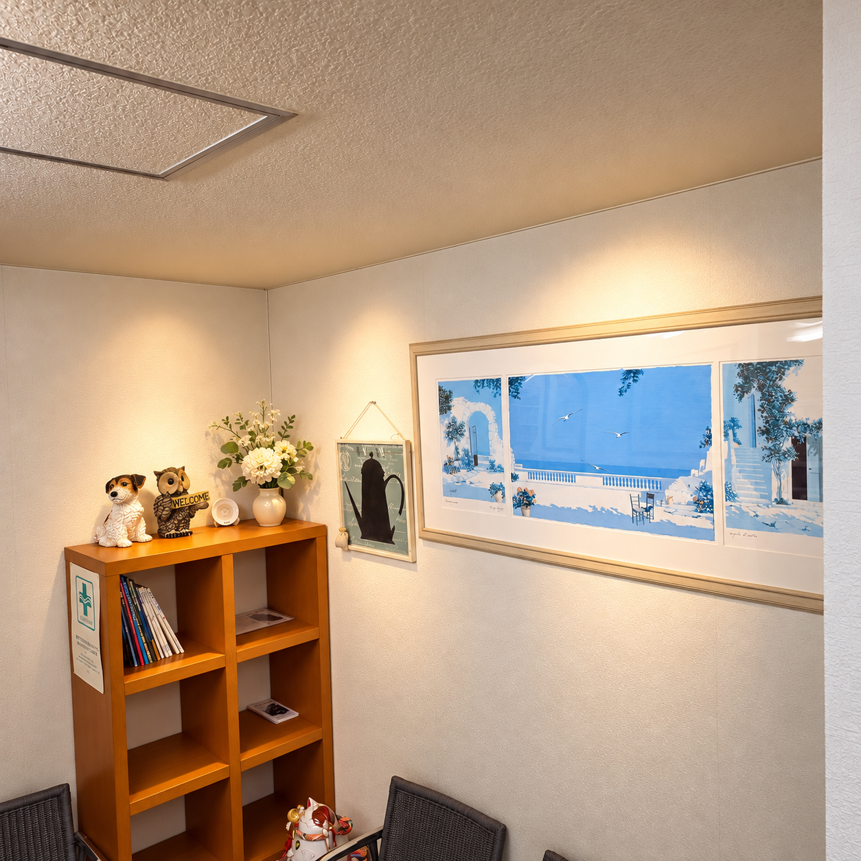 実際の待合写真をもとに花と柔らかな光を加えた演出画像